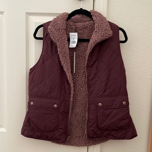 Burgundy reversible Sherpa vest. - Picture 1 of 4